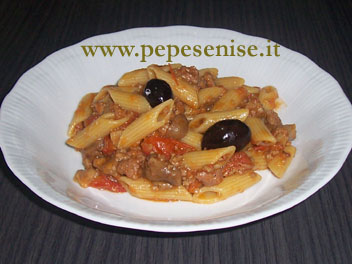 PENNE CON SALSICCIA FUNGHI E OLIVE